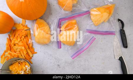 Fette fresche di zucca sbucciata sbucciata in sacchetti con chiusura a zip, pronte per essere congelate Foto Stock