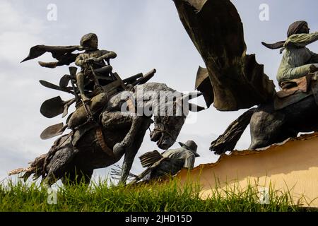 MANIZALES, COLOMBIA - MAGGIO, 2022: Dettaglio del Monumento ai colonizzatori creato dall'artista Luis Guillermo Vallejo con la sabbia bronzo casting te Foto Stock