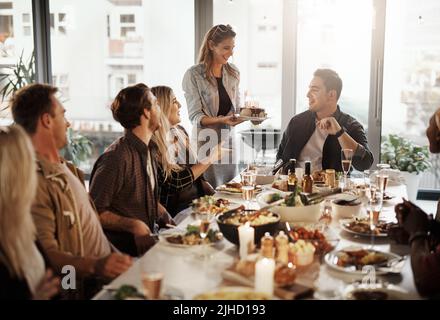 Non è una festa senza torta, un giovane che festeggia il suo compleanno con i suoi amici. Foto Stock