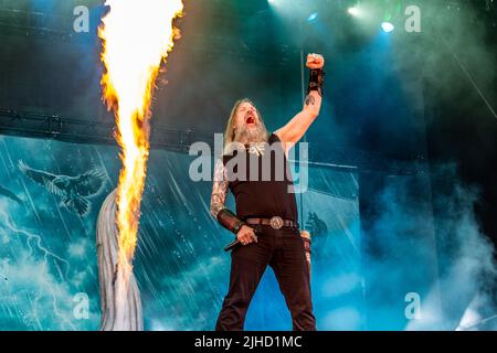 The viking Metal band Amon Amarth durante un concerto. Johan è il cantante. Foto Stock