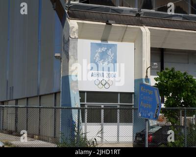 Logo dei Giochi Olimpici di Atene 2004 dipinto su bagni comunali e centro ricreativo nella città di Corfù, Kerkyra, Grecia Foto Stock