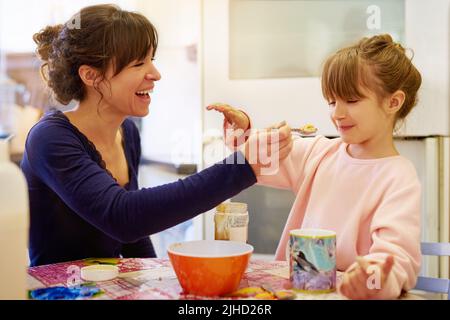 Posso nutrirmi la mamma, una madre che mangia la colazione a casa sua figlia. Foto Stock