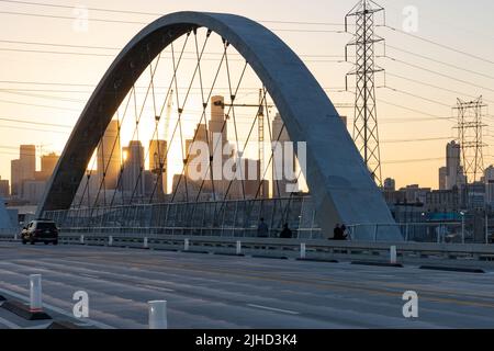 Tramonto sul ponte stradale 6th a Los Angeles Foto Stock