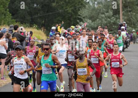 Eugene, Stati Uniti. 17th luglio 2022. Gli atleti si sfidano durante la maratona maschile ai Campionati mondiali di atletica Oregon22 di Eugene, Oregon, Stati Uniti, 17 luglio 2022. Credit: WU Xiaoling/Xinhua/Alamy Live News Foto Stock