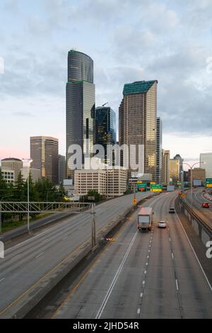 Seattle - 09 luglio 2022; skyline della città di Seattle all'alba con l'Interstate 5 e alcuni veicoli al mattino presto Foto Stock