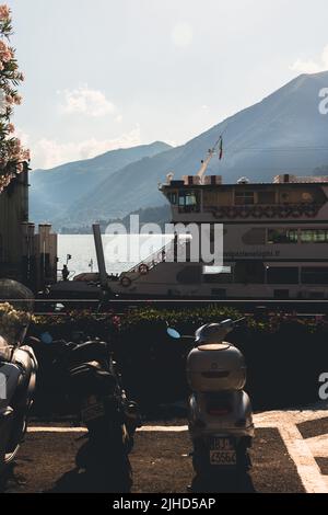 Traghetto sul lago di Como Foto Stock