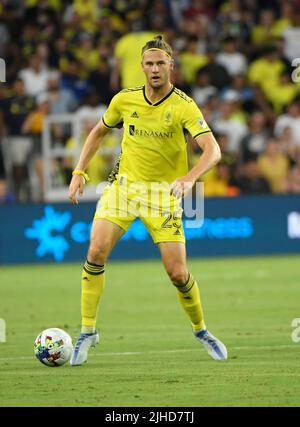 Nashville, Stati Uniti. 17 luglio 2022: Nashville SC difensore Walker Zimmerman (25) dribbles la palla contro il Los Angeles FC durante la prima metà di una partita MLS tra il Los Angelas FC e Nashville SC al Geodis Park di Nashville TN Steve Roberts/CSM Credit: CAL Sport Media/Alamy Live News Foto Stock