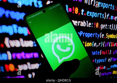 India. 17th luglio 2022. In questa figura, viene visualizzato il logo WhatsApp su un telefono cellulare Android. (Foto di Avishek Das/SOPA Images/Sipa USA) Credit: Sipa USA/Alamy Live News Foto Stock