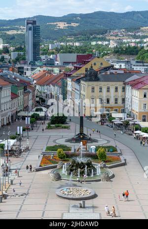 Piazza SNP a Banska Bystrica durante la stagione estiva. Foto Stock