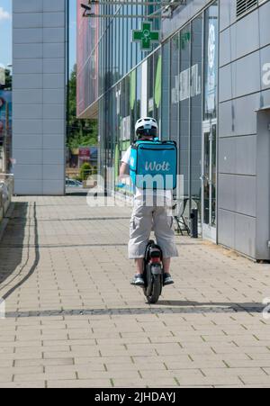 Banska Bystrica, Slovacchia - Luglio, 16 , 2022 : corriere Wolt al lavoro a Banska Bystrica. Servizio di consegna cibo. Foto Stock