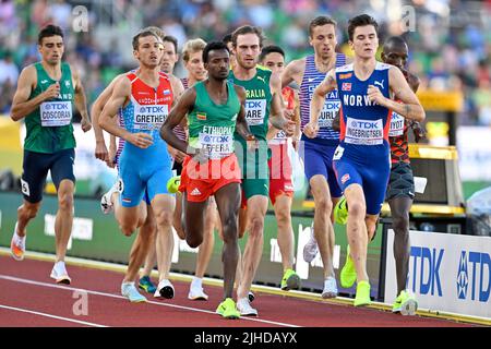 EUGENE, STATI UNITI - LUGLIO 17: Charles Grethen di Lussemburgo, Samuel Tefera di Etiopia, Oliver Hoare di Australia, Neil Gourley di Gran Bretagna, Jacob Ingbrigtsen di Norvegia che gareggia sui 1500 metri di uomini durante i campionati mondiali di atletica il 17 luglio 2022 ad Eugene, Stati Uniti (Foto di Andy Astfalck/Agenzia BSR) Atletiekunie credito: Orange Pics BV/Alamy Live News Foto Stock