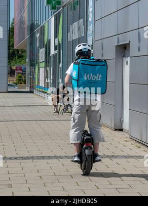 Banska Bystrica, Slovacchia - Luglio, 16 , 2022 : corriere Wolt al lavoro a Banska Bystrica. Servizio di consegna cibo. Foto Stock