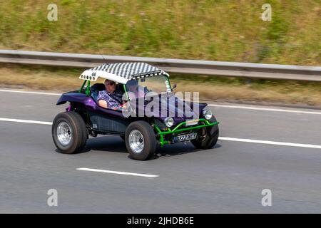 Viola VW Volkswagen Beach Buggy 1980cc benzina, Dune buggy macchine minimaliste con Metalflake viola, grande barra di roll-over cromo, pneumatici enormi; viaggiando sull'autostrada M6 UK Foto Stock