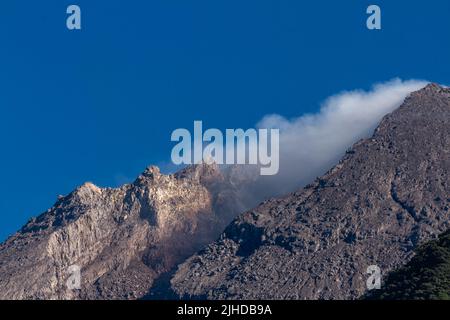 Primo piano del cratere del Monte Merapi, leggermente coperto di nebbia, questo cratere è molto attivo nella lava che si sputava e rilascia nuvole calde Foto Stock