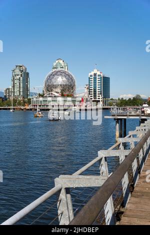 Vista del False Creek South e della cupola geodetica del Telus World of Science, Vancouver, British Columbia, Canada Foto Stock