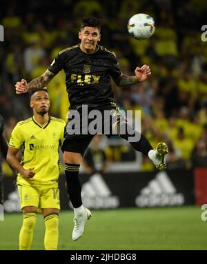 Nashville, Stati Uniti. 17 luglio 2022: Il centrocampista del Los Angeles FC Ryan Hollingshead (24) testa la palla contro il Nashville SC durante la seconda metà di una partita MLS tra il Los Angelas FC e Nashville SC al Geodis Park di Nashville TN Steve Roberts/CSM Credit: CAL Sport Media/Alamy Live News Foto Stock