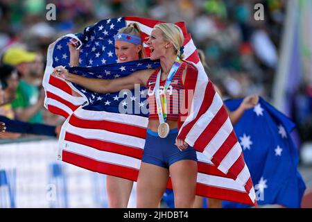 EUGENE, STATI UNITI - LUGLIO 17: Sandi Morris degli Stati Uniti d'America, Katie Nageotte degli Stati Uniti d'America con la bandiera che mostra la medaglia del Vault del Polo delle Donne durante i campionati mondiali di atletica il 17 luglio 2022 a Eugene, Stati Uniti (Foto di Andy Astfalck/BSR Agency) Atletiekunie Credit: Orange Pics BV/Alamy Live News Foto Stock