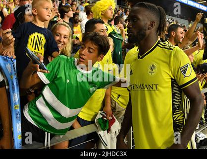 Nashville, Stati Uniti. 17 luglio 2022: Nashville SC in avanti C.J. Sapong (17) si pone per un selfie durante la seconda metà di una partita MLS tra il Los Angelas FC e Nashville SC al Geodis Park di Nashville TN Steve Roberts/CSM Credit: CAL Sport Media/Alamy Live News Foto Stock