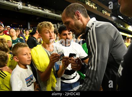 Nashville, Stati Uniti. 17 luglio 2022: Il difensore del Los Angeles FC Giorgio Chiellini (14) firma un autografo durante la seconda metà di una partita MLS tra il Los Angelas FC e Nashville SC al Geodis Park di Nashville TN Steve Roberts/CSM Credit: CAL Sport Media/Alamy Live News Foto Stock