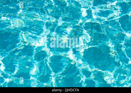 Tansgenitore chiaro acqua calma superficie texture. Astratto natura sfondo. Modello di acqua di mare. Foto Stock