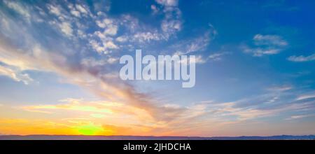 Cielo colorato al Tramonto a ElGouna, Egitto pieno di rosa, viola e arancione Foto Stock