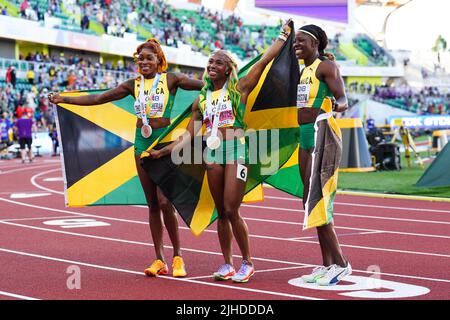 Shelly-Ann Fraser-Pryce, Shericka Jackson ed Elaine Thompson-Herah celebrano la finale delle Donne del 100m il terzo giorno dei Campionati mondiali di atletica a Hayward Field, University of Oregon negli Stati Uniti. Data foto: Domenica 17 luglio 2022. Foto Stock