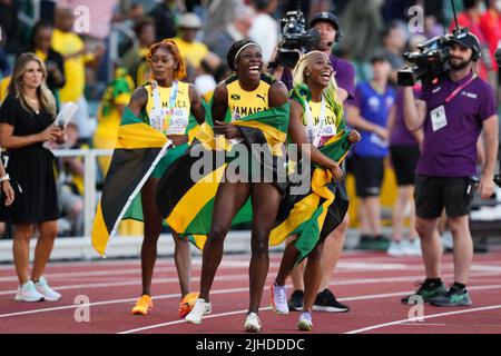 Shelly-Ann Fraser-Pryce, Shericka Jackson ed Elaine Thompson-Herah celebrano la finale delle Donne del 100m il terzo giorno dei Campionati mondiali di atletica a Hayward Field, University of Oregon negli Stati Uniti. Data foto: Domenica 17 luglio 2022. Foto Stock