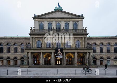 Dettaglio architettonico della sede di Staatsoper Hannover (Hanover state Opera), un teatro costruito in stile classico nel 1852 e ricostruito nel 1948 Foto Stock