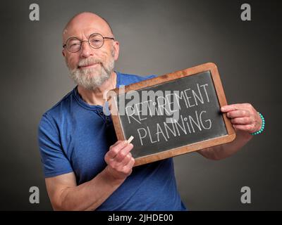 Cartello di pianificazione pensionistica. L'uomo anziano, il consigliere, l'insegnante o il mentore sta condividendo il testo in gesso bianco scritto a mano su una lavagna. Foto Stock