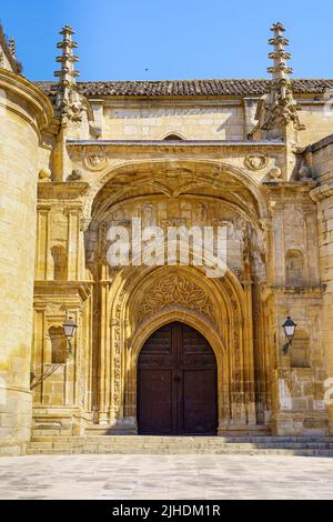 Facciata della chiesa gotica di Maria Maddalena nel villaggio di Torrelaguna, Madrid. Foto Stock