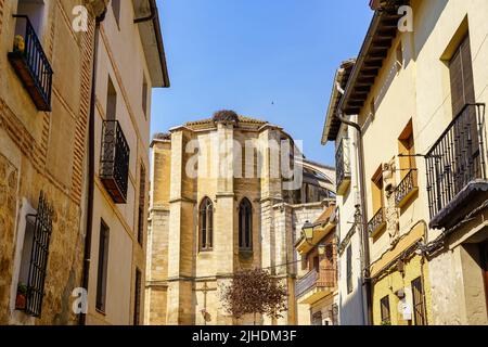 Vecchie case vicino alla chiesa gotica del vecchio villaggio di Torrelaguna a Madrid. Foto Stock