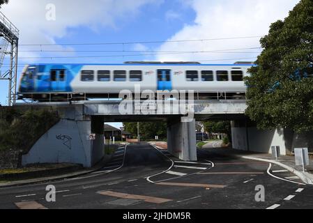 Woodville Ave ponte ferroviario a Ormond, come una metropolitana treni Melbourne X'Trapolis treno viaggia attraverso di esso Foto Stock