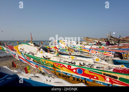 TANJI, LA GAMBIA - 6 FEBBRAIO 2022 le colorate barche da pesca del villaggio di pescatori di Tanji Foto Stock