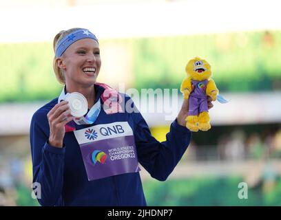 Eugene, Stati Uniti. 17th luglio 2022. Il medaglia d'argento Sandi Morris degli Stati Uniti pone per le foto durante la cerimonia di premiazione della pole vault femminile al World Athletics Championships Oregon22 a Eugene, Oregon, Stati Uniti, 17 luglio 2022. Credit: Wang Ying/Xinhua/Alamy Live News Foto Stock