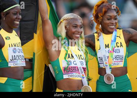 Eugene, Stati Uniti. 17th luglio 2022. Jamaica Shelly-Ann Fraser-Pryce (C) si pone con i suoi connazionali Shericka Jackson (L) ed Elaine Thompson-Herah dopo la finale femminile del 100m al World Athletics Championships Oregon22 a Eugene, Oregon, Stati Uniti, 17 luglio 2022. Credit: WU Xiaoling/Xinhua/Alamy Live News Foto Stock