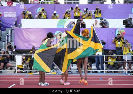 Eugene, Stati Uniti. 17th luglio 2022. Jamaica Shelly-Ann Fraser-Pryce (C) si pone con i suoi connazionali Shericka Jackson (L) ed Elaine Thompson-Herah dopo la finale femminile del 100m al World Athletics Championships Oregon22 a Eugene, Oregon, Stati Uniti, 17 luglio 2022. Credit: WU Xiaoling/Xinhua/Alamy Live News Foto Stock