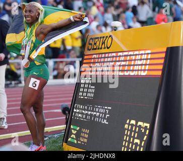 Eugene, Stati Uniti. 17th luglio 2022. Jamaica Shelly-Ann Fraser-Pryce si pone dopo aver vinto la finale femminile del 100m al World Athletics Championships Oregon22 a Eugene, Oregon, Stati Uniti, 17 luglio 2022. Credit: WU Xiaoling/Xinhua/Alamy Live News Foto Stock