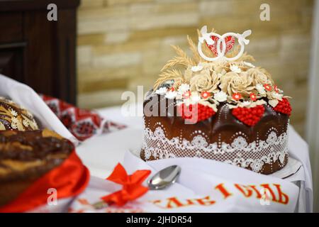 Pagnotta per matrimoni. Focaccia per matrimoni con bacche di viburno. Cerimonia nuziale. Foto Stock