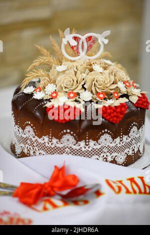 Pagnotta per matrimoni. Focaccia per matrimoni con bacche di viburno. Cerimonia nuziale. Foto Stock