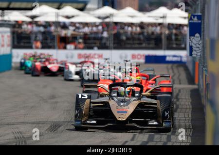 New York City, USA. 17th luglio 2022. 7/17/2022 - Antonio Felix da Costa (PRT), DS Techeetah, DS e-Tense FE21, guida Alexander Sims (GBR), Mahindra Racing, Mahindra M7Electro, e Stoffel Vandoorne (BEL), Mercedes Benz EQ, EQ Silver Arrow 02 durante la Formula e Round 12 - New York City e-Prix a New York City, USA. (Foto di Alastair Staley/Motorsport Images/Sipa USA) Credit: Sipa USA/Alamy Live News Foto Stock