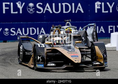 New York City, USA. 17th luglio 2022. 7/17/2022 - Antonio Felix da Costa (PRT), DS Techeetah, DS e-Tense FE21, guida Stoffel Vandoorne (bel), Mercedes Benz EQ, EQ Silver Arrow 02 durante la Formula e Round 12 - New York City e-Prix a New York City, USA. (Foto di Sam Bagnall/Motorsport Images/Sipa USA) Credit: Sipa USA/Alamy Live News Foto Stock