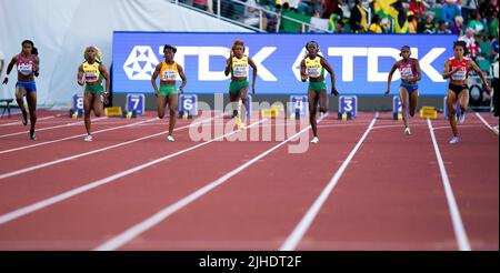 Eugene, Stati Uniti. 17th luglio 2022. Mujinga Kambundji in Svizzera, Melissa Jefferson degli Stati Uniti, Shericka Jackson in Giamaica, Elaine Thompson-Herah in Giamaica, Marie-Jose Ta Lou della Costa d'Avorio, Shelly-Ann Fraser-Pryce in Giamaica e Aleia Hobbs degli Stati Uniti (R to L) sprint durante la finale femminile del 100m al World Athletics Championships in Oregon, Oregon22 Stati Uniti, 17 luglio 2022. Credit: Wang Ying/Xinhua/Alamy Live News Foto Stock