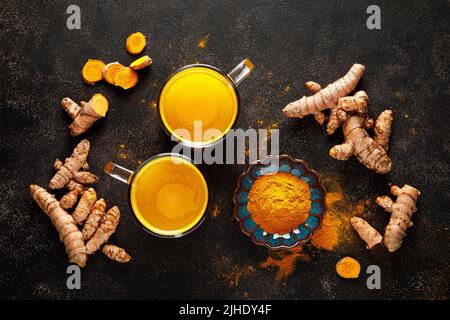 Curcuma. Radice di curcuma fresca e curcuma, curcumino in polvere Foto Stock