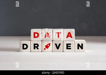 Concetto di marketing basato sui dati. Big data o analisi aziendale, tecnologia di marketing personalizzata e contestuale. Cubi di legno con la parola data drive Foto Stock