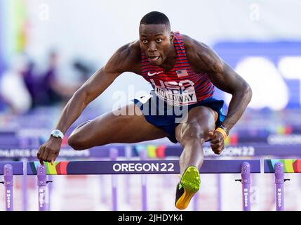 Eugene, Stati Uniti. 17th luglio 2022. Grant Holloway degli Stati Uniti compete durante la finale maschile dei 110m ostacoli al World Athletics Championships Oregon22 a Eugene, Oregon, Stati Uniti, 17 luglio 2022. Credit: Wang Ying/Xinhua/Alamy Live News Foto Stock