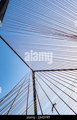 Molte corde architettura esterna dettaglio su un cielo blu soleggiato a Girona, Catalogna Foto Stock