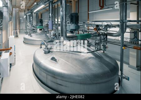 Grande serbatoio con liquidi aggressivi lavorati in officina Foto Stock