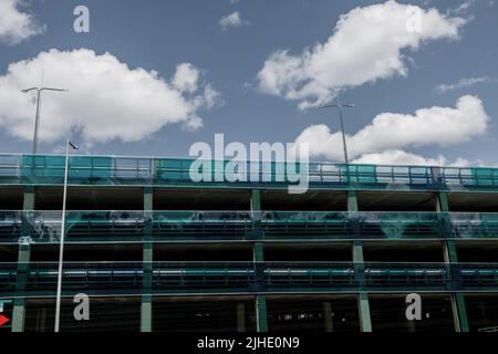 parcheggio su più livelli che si costruisce sopra il cielo. Parcheggio auto Foto Stock