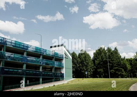 parcheggio su più livelli in una giornata di sole Foto Stock