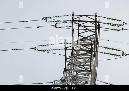 Linea torri di trasmissione ad alta tensione. Rete elettrica Foto Stock